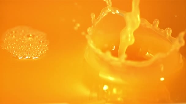 Süper yavaş çekimde portakal suyu akıntıyla doluyor. Çekim 1000 fps 'de.. — Stok video