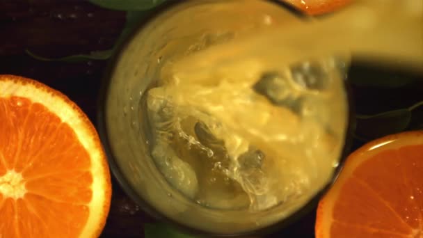 Супер медленное движение в стеклянном водовороте льет апельсиновый сок. Съемки на 1000 кадров в секунду. — стоковое видео