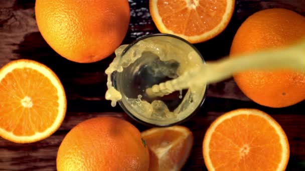 Супер медленное движение апельсиновый сок льет струю в стекло. Снято на высокоскоростную камеру со скоростью 1000 кадров в секунду. — стоковое видео