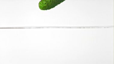 Süper yavaş çekimde salatalık suya dökülüyor. 1000 fps hızla yüksek hızlı bir kamerayla çekildi..