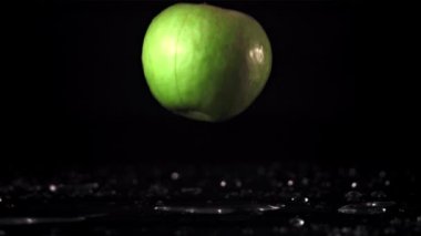 Süper yavaş çekim elması masaya düşer ve ikiye ayrılır. 1000 fps hızla yüksek hızlı bir kamerayla çekildi..