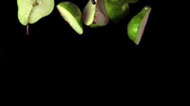 Süper yavaş çekimde olgun armut parçaları suya dökülüyor. 1000 fp hızla yüksek hızda kamerayla çekiliyor..