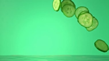 Süper yavaş çekimde salatalık parçaları suya düşer. 1000 fps hızla yüksek hızlı bir kamerayla çekildi..