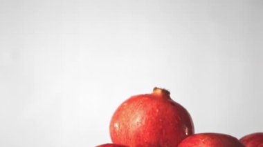 Süper yavaş çekimde bütün narlar yükselir. 1000 fps hızla yüksek hızlı bir kamerayla çekildi..