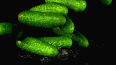 Süper yavaş çekimde salatalıklar suya su sıçratarak düşer. 1000 fps hızla yüksek hızlı bir kamerayla çekildi..