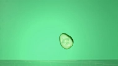 Süper yavaş çekimde salatalık parçaları suya düşer. 1000 fps hızla yüksek hızlı bir kamerayla çekildi..