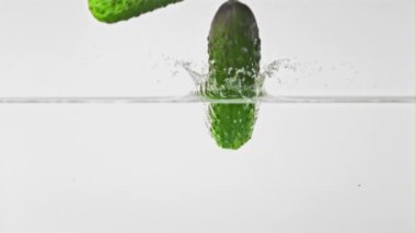 Süper yavaş çekimde salatalıklar suya su sıçratarak düşer. 1000 fps hızla yüksek hızlı bir kamerayla çekildi..