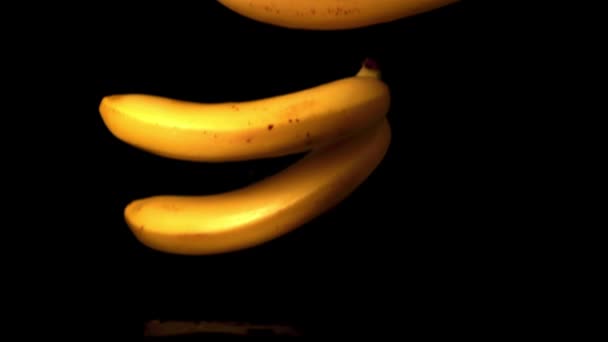 Σούπερ αργή κίνηση μπανάνες πέφτουν στο τραπέζι. Τραβηγμένο σε κάμερα υψηλής ταχύτητας στα 1000 fps. — Αρχείο Βίντεο