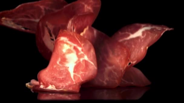 Pedaços super lentos de carne seca caem sobre a mesa. Filmado em uma câmera de alta velocidade a 1000 fps. — Vídeo de Stock