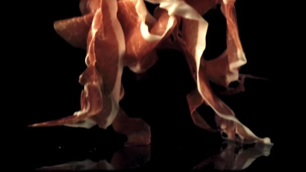 Piezas en cámara súper lenta de fragante jamón español caen sobre la mesa. Filmado en una cámara de alta velocidad a 1000 fps. — Vídeo de stock