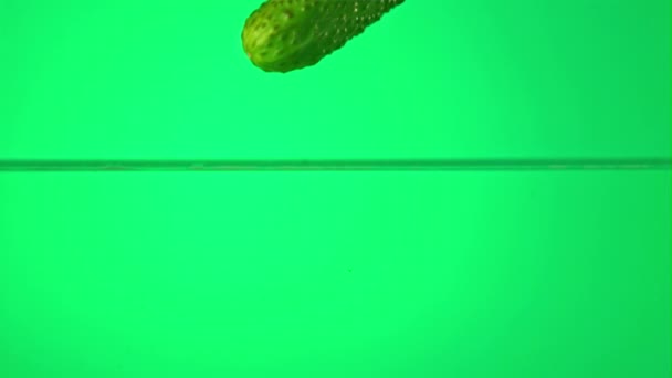 Super slow motion een komkommer valt in het water met spatten. Gefilmd op een hoge snelheidscamera met 1000 fps. — Stockvideo