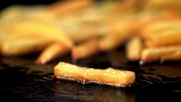 Franska pommes frites friteras i olja i en stekpanna. Inspelning på en höghastighetskamera vid 1000 fps. — Stockvideo