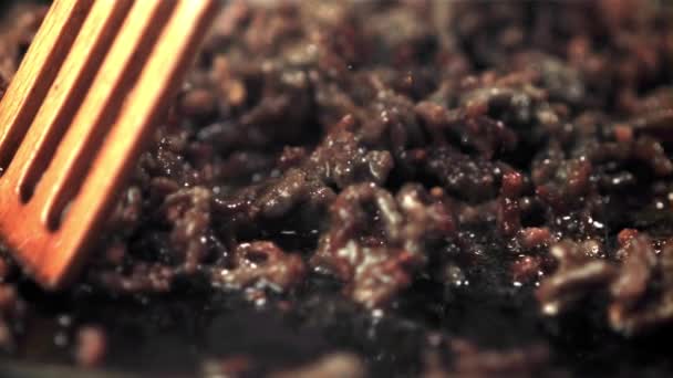 Super slow motion minced meat stirred in a pan with a spatula.Filmed on a high-speed camera at 1000 fps. — Stock Video