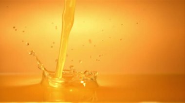 Süper yavaş çekimde portakal suyu dökülüyor. 1000 fps hızla yüksek hızlı bir kamerayla çekildi..