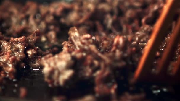 Super slow motion mince stirred with a spatula on the pan.Filmed on a high-speed camera at 1000 fps. — Stock Video