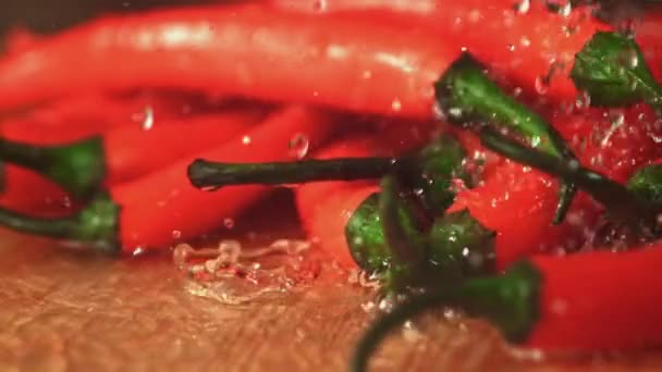 Super slow motion op de chili peper vallen druppels water. Gefilmd op een hoge snelheidscamera met 1000 fps. — Stockvideo