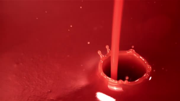 El jugo de tomate en cámara lenta se vierte con un chorro. Fondo de macro. Filmado en una cámara de alta velocidad a 1000 fps. — Vídeos de Stock