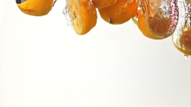 Super slow motion citroen stukken vallen onder het water met luchtbellen. Gefilmd op een hoge snelheidscamera met 1000 fps. — Stockvideo