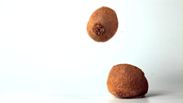 Super slow motion kiwi helften vallen op de tafel. Gefilmd op een hoge snelheidscamera met 1000 fps. — Stockvideo