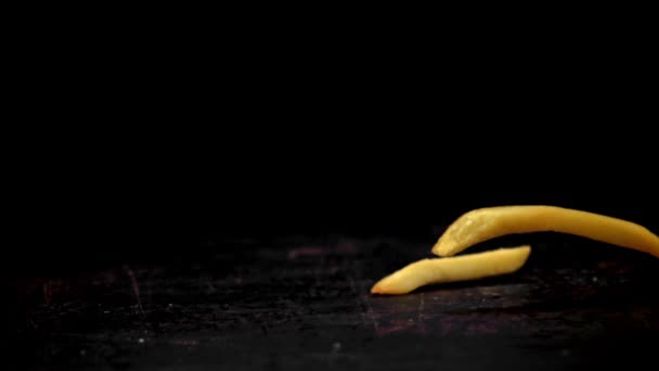 Le mouvement super lent des frites tombe sur la table. Filmé par une caméra haute vitesse à 1000 ips. — Video