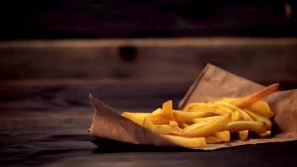 Super slow motion patatine fritte su carta cade sul tavolo e si disperde. Girato a 1000 fps. — Video Stock