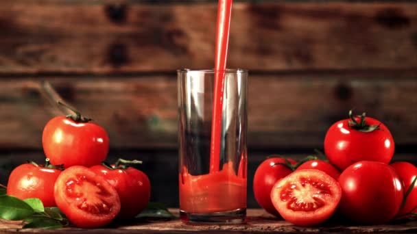 Super ralenti dans le verre sur la table verse du jus de tomate. Filmé par une caméra haute vitesse à 1000 ips. — Video