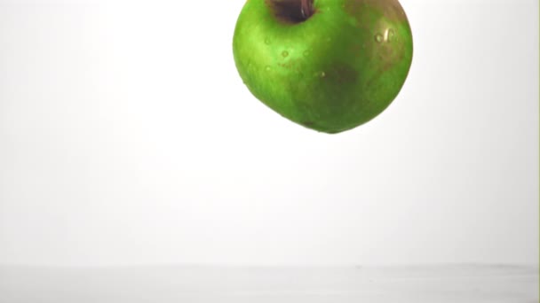 Super slow motion färskt äpple faller i vattnet med stänk. Inspelning på en höghastighetskamera vid 1000 fps. — Stockvideo