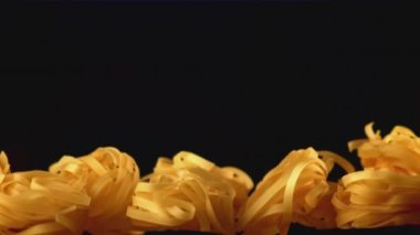Süper yavaş çekim tagliatelle makarnası kuru. 1000 fps hızla yüksek hızlı bir kamerayla çekildi..