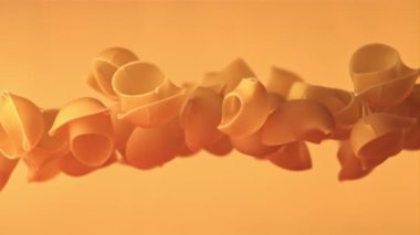 Süper yavaş çekimde makarna kupkuru. 1000 fps hızla yüksek hızlı bir kamerayla çekildi..