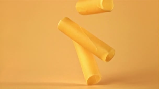 Super slow motion pasta cannelloni torr faller. Inspelning på en höghastighetskamera vid 1000 fps. — Stockvideo
