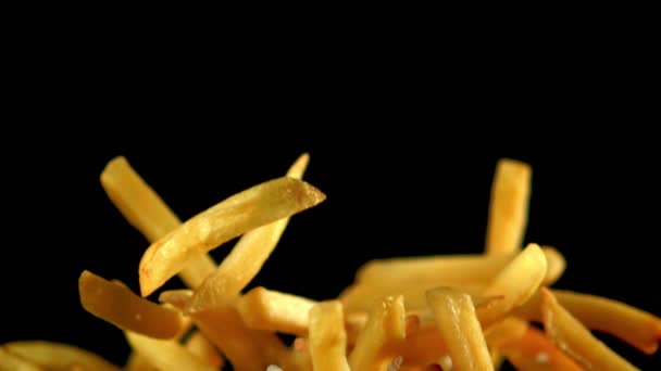 Супер замедленная съемка картофель фри с солью парит в воздухе. Снято на высокоскоростную камеру со скоростью 1000 кадров в секунду. — стоковое видео