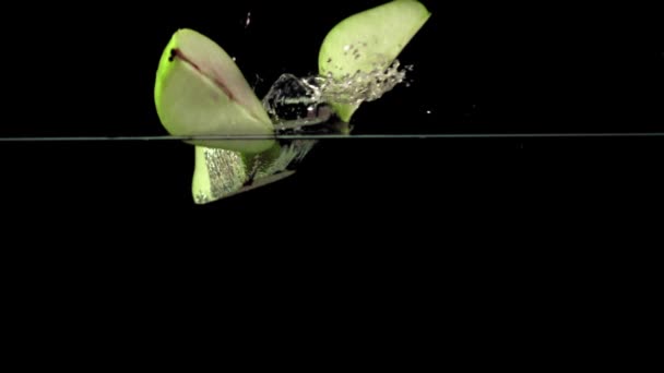 Super zpomalené kousky hrušek padají pod vodu s bublinami vzduchu. Natočeno na vysokorychlostní kameře rychlostí 1000 snímků za sekundu. — Stock video