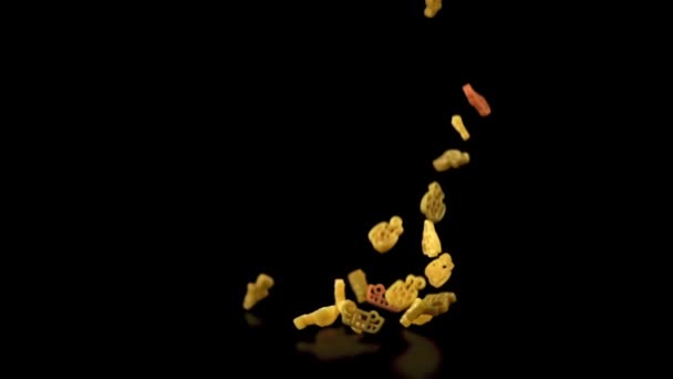 Super slow motion rotelle pasta droog valt op de tafel. Gefilmd op een hoge snelheidscamera met 1000 fps. — Stockvideo