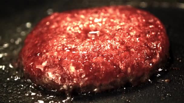 Super slow motion burger Patty steks med bubblor av olja i en stekpanna. Inspelning vid 1000 fps. — Stockvideo