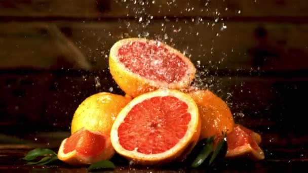 Супер медленное движение на свежих кусочках грейпфрутовых капель воды. Снято на высокоскоростную камеру со скоростью 1000 кадров в секунду. — стоковое видео