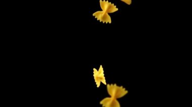 Süper yavaş çekimde farfalle makarna kuru şelale. 1000 fps hızla yüksek hızlı bir kamerayla çekildi..