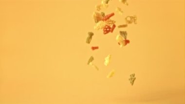 Makarnanın düşüşünün süper yavaş çekimi. 1000 fps hızla yüksek hızlı bir kamerayla çekildi..