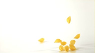 Süper yavaş çekimde makarna kuru şelaleden geçiyor. 1000 fps hızla yüksek hızlı bir kamerayla çekildi..