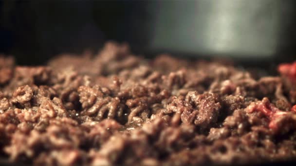 La carne macinata al rallentatore viene fritta con vapore caldo e olio spray. Girata su una fotocamera ad alta velocità a 1000 fps. — Video Stock