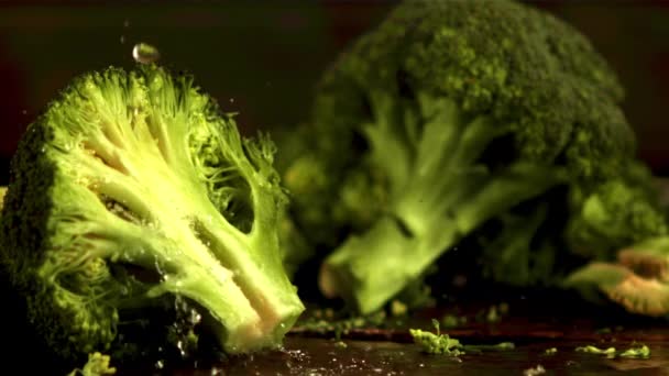 Super cámara lenta en los pedazos de gotas de agua gota de brócoli. Filmado en una cámara de alta velocidad a 1000 fps. — Vídeos de Stock