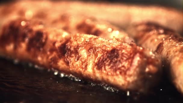 超级慢动作的香香肠在一个煎锅里煎.用1000 fps的高速相机拍摄. — 图库视频影像