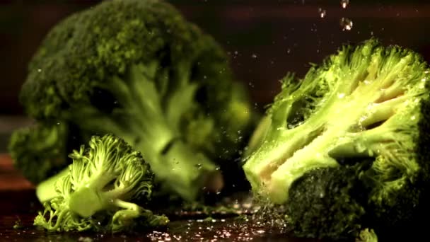 Super cámara lenta en los pedazos de gotas de agua gota de brócoli. Filmado a 1000 fps. — Vídeos de Stock