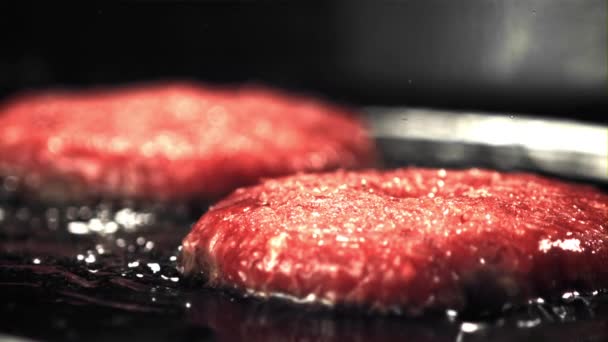 Super langsam bewegender roher Burger wird mit Ölspritzern und heißem Dampf gebraten. Gefilmt mit einer Hochgeschwindigkeitskamera bei 1000 fps. — Stockvideo