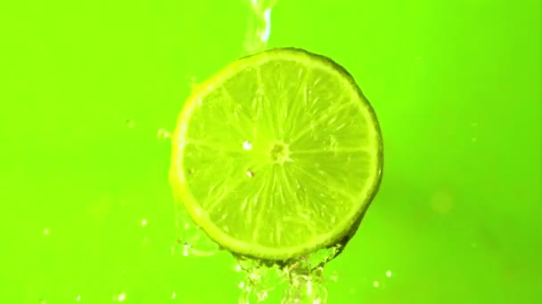 Супер замедленная съемка с кусочком сочной лимонной воды. Съемки на 1000 кадров в секунду. — стоковое видео
