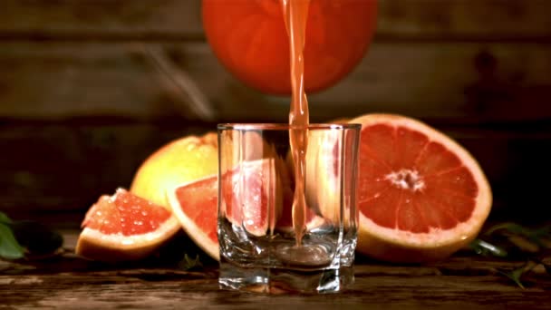 Super slow motion grapefruitsap gegoten in een glas kan. Gefilmd op een hoge snelheidscamera met 1000 fps. — Stockvideo