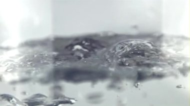 Süper yavaş çekim, suyu hava kabarcıklarıyla kaynatır. 1000 fps hızla yüksek hızlı bir kamerayla çekildi..