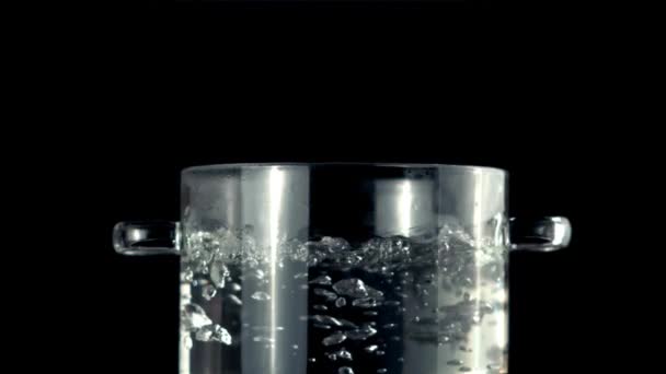 透明平底锅中的超慢速运动使带有气泡的水沸腾。用1000 fps的高速相机拍摄. — 图库视频影像