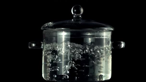 Movimiento súper lento de la sartén con agua hirviendo. Filmado en una cámara de alta velocidad a 1000 fps. — Vídeo de stock