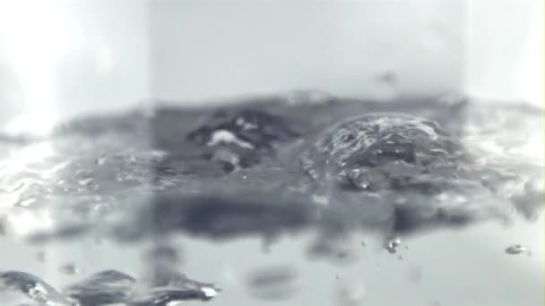 Super câmera lenta ferver água com bolhas de ar. Filmado em uma câmera de alta velocidade a 1000 fps. — Vídeo de Stock