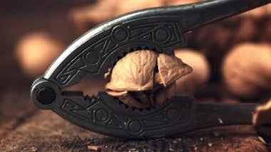 Süper yavaş çekimde ceviz delici. 1000 fps hızla yüksek hızlı bir kamerayla çekildi..